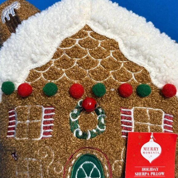 NEW SET OF 2 SHERPA GINGERBREAD HOUSE DECORATIVE HOLIDAY / CHRISTMAS PILLOWS NWT - Picture 4 of 13